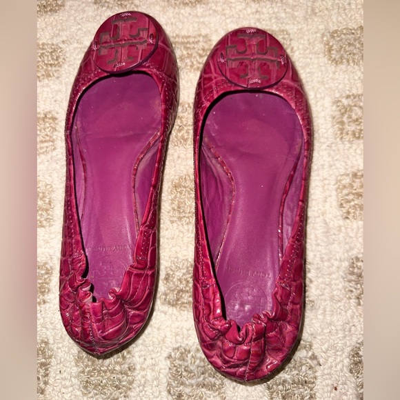 Tory Burch Pink Croc Textured Patent Leather Reva Ballet Flats - Picture 3 of 8
